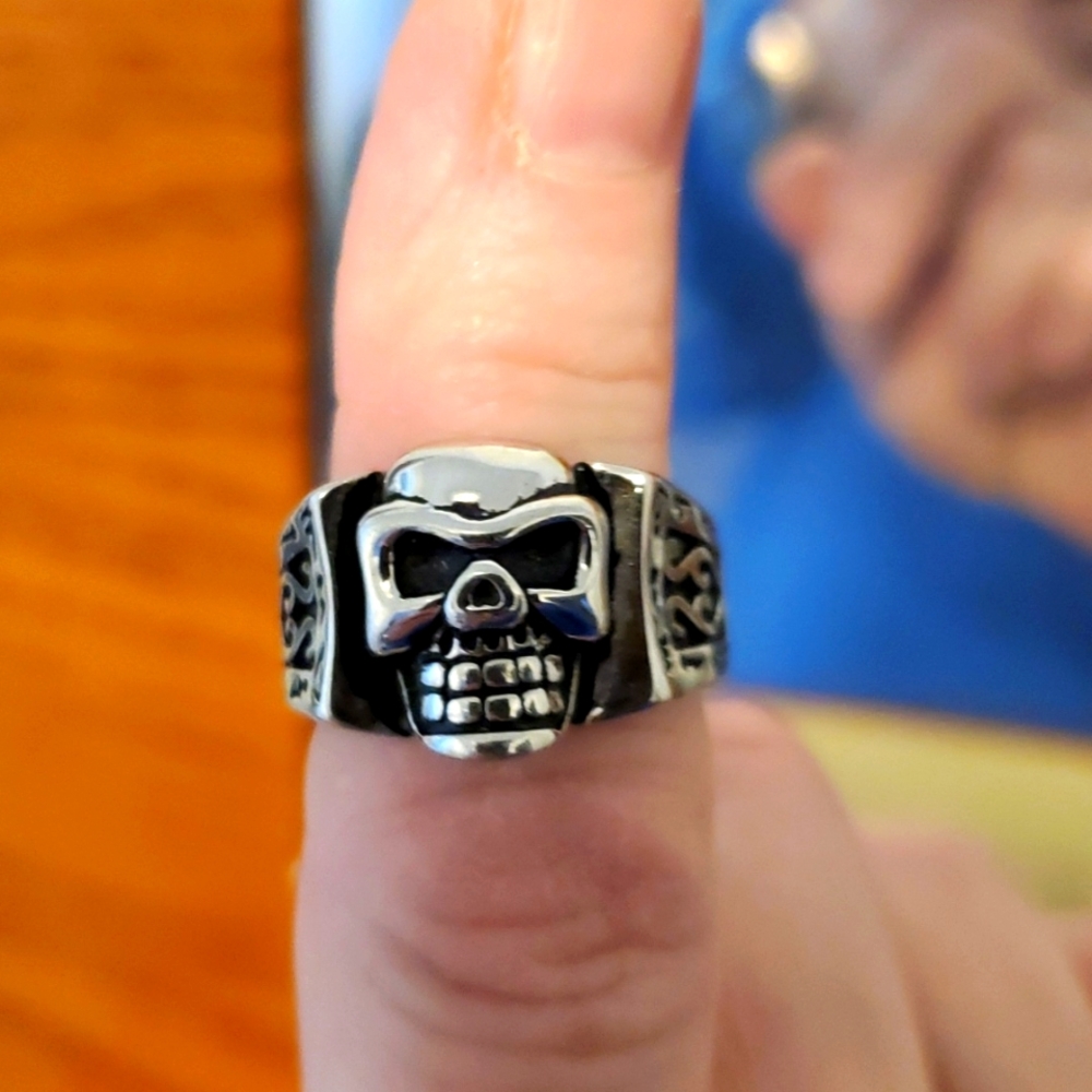 Skull ring